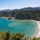 Pertenece al pueblo de Cadavedo, del que toma su nombre, y en ella desemboca el arroyo Frieira. Es perfecta para el ba&ntilde;o y la pr&aacute;ctica de deportes acu&aacute;ticos. Es una de la 12 playas asturianas que lucen bandera azul.