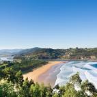 Rodiles es una de las playas m&aacute;s extensas de Asturias, con casi un kil&oacute;metro de longitud. Tiene una extensa zona arbolada de pinos y un paseo &nbsp;mar&iacute;timo de madera. Luce bandera azul y es una de las playas m&aacute;s conc...