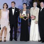 De derecha a izquierda, el príncipe Alberto II de Mónaco y su esposa, la princesa Charlene. En el centro, la primogénita de los hermanos Grimaldi, Carolina de Hannover, y a su izquierda, dos de sus cuatro hijos, Pierre y Carlota Casiraghi.