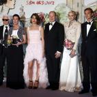 Los hermanos Grimaldi junto a Karl Lagerfeld, director del baile, que este año se celebró en honor a la Societé des Bains de Mer, uno de los actores principales del turismo monegasco. Este año, como en la pasada edición, faltó la princesa ...