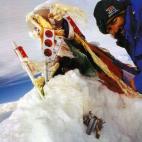 Cathy O'Dowd y Bruce Herrod formaban parte de una expedición sudafricana para llegar a la cima en mayo de 1996. O'Dowd alcanzó la cima en la mañana del día 24. Durante el descenso se cruzó con Herrod, que subía afectado por hipoxia, que pr...