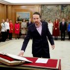 El nuevo vicepresidente de Derechos Sociales y Agenda 2030, Pablo Iglesias jura su cargo durante la jura de ministros del nuevo gobierno en un acto celebrado en el Palacio de Zarzuela en Madrid este lunes 13 de enero de 2020