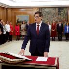 El nuevo ministro de Sanidad, Salvador Illa jura su cargo durante un acto celebrado en el Palacio de Zarzuela en Madrid este lunes 13 de enero de 2020. 