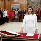 La nueva ministra de Trabajo, Yolanda Díaz, jura o promete su cargo ante el rey durante el acto de toma de posesión del nuevo gobierno, este lunes en el Palacio de la Zarzuela.
