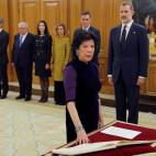 La nueva ministra de Educación y Formación Profesional, Isabel Celaá jura su cargo durante un acto celebrado en el Palacio de Zarzuela en Madrid este lunes 13 de enero de 2020.