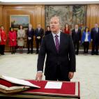 El nuevo ministro de Justicia, Juan Carlos Campo Moreno jura su cargo durante la jura de ministros del nuevo gobierno en un acto celebrado en el Palacio de Zarzuela en Madrid este lunes 13 de enero de 2020.
