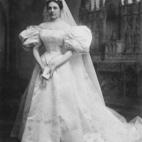 Mary Lowry, la tatarabuela de Kingston, hizo el vestido para su boda con John Warren en 1895. Kingston cuenta que originalmente el vestido estaba ajustado para una cintura de 45 centímetros, por eso algunas de las novias que siguieron a la tata...