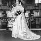 Virginia Kearns añadió un lazo para ribetear la parte de abajo del vestido en agosto de 1989 cuando se casó con Charles Stinnett.
