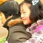 Cada día de colegio, la mujer china Xiang Yuncui carga con su nieta a la espalda para recorrer unos diez kilómetros hasta su escuela. Tan, de siete años, tiene parálisis cerebral y no puede caminar. El trayecto les lleva unas dos horas. Dur...
