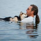 John Unger intenta calmar los problemas de artritis de su perro haciéndolo descansar sobre el agua. Lo hacía cada día cuando se le realizó este reportaje gráfico con su perro.