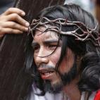 El filipino Gerardo Galvez Jr., de 29 años, representa el papel de Jesucristo durante una recreación del vía crucis conocido en la zona como 'senakulo' durante una procesión de Jueves Santo en Mandaluyong, este de Manila este jueves. A pesa...