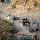Camiones cargados con civiles que escapan del Daesh, ya en zona controlada por los kurdos.&nbsp;

