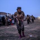 Un supuesto miliciano del ISIS, escapado de la cercada ciudad de Baghouz, desorientado en la zona de atenci&oacute;n instalada por las tropas kurdas.&nbsp;