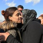 Unos familiares besan a una joven superviviente yazid&iacute;, tras la liberaci&oacute;n de parte de su zona de manos del ISIS.