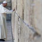 El papa Francisco, ante el Muro de las Lamentaciones en Jerusalén. El pontífice ha colocado en el muro una nota con la oración del Padre Nuestro en español, según fuentes vaticanas.