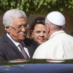 El papa Francisco es recibido por el presidente palestino Mahmoud Abbas al llegar a Belén.