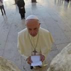 El papa Francisco durante su oración ante el Muro de las Lamentaciones.