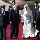 Francisco camina entre el presidente de Israel, Shimon Peres, y el primer ministro del país, Benjamin Netanyahu, durante la ceremonia de bienvenida en el aeropuerto de Ben Gurion.