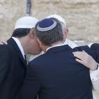 El papa Francisco abraza al rabino Abraham Skorka (derecha) y al líder musulman argentino Omar Abboud (izquierda) en la visita al Muro de las Lamentaciones en Jerusalén.
