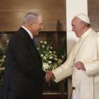 El papa saluda al primer ministro de Israel, Benjamin Netanyahu, durante su encuentro en el Centro Notre Dame en Jerusalén.