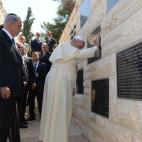 El papa reza en el Memorial del Holocausto en Jerusalén.