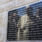 El papa Francisco se refleja en una inscripción en recuerdo a las víctimas del Holocausto en Jerusalén.