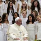 El papa Francisco escucha a un coro durante la recepción del presidente de Israel en Jerusalén.