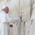 El pontífice coloca una nota entre las piedras del Muro de las Lamentaciones en Jerusalén.