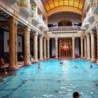 Este balneario urbano es el más famoso de Budapest, la ciudad de las aguas termales por excelencia. Realmente, los Baños Gellért pertenecen al hotel homónimo, aunque es todo un lugar de referencia en la capital húngara. Su increíble arquit...