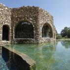 Las termas de Sassetta, en plena Toscana italiana, se componen de ocho piscinas con agua a temperaturas entre 25 y 37 grados centígrados. ¿Imaginas estar ahora mismo en plena naturaleza, en la Toscana, dándote un cálido baño de aguas termal...