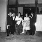 En junio de 1962, con Rainiero y Grace de M&oacute;naco y Frank Sinatra, en Montecarlo.
