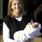 La infanta posa con su segundo hijo, Pablo Nicolás Urdangarín, en 2000.