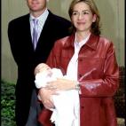 Los duques de Palma presentan a su tercer hijo, Miguel de Todos los Santos, el 30 de abril de 2002. 