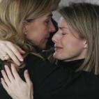 Cristina abraza a su cuñada, la princesa Letizia, en el funeral de su hermana Erika Ortiz Rocasolano, el 8 de febrero de 2007.