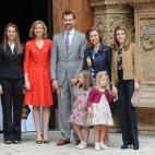La Reina acompañada por los Príncipes de Asturias y las infantas Elena, Cristina, Leonor y Sofía,  el domingo de Resurrección, en abril de 2011. 