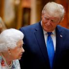 Trump mira a la reina en un momento de la visita