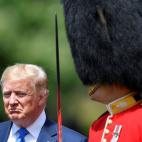 Trump inspecciona a la Guardia de Honor en Buckingham Palace
