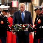 Dos soldados acercan la corona a Donald Trump
