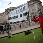 Varios (pocos) seguidores de Trump celebran su llegada a Reino Unido