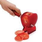 ¡Ajá! La mano no es suficiente a la hora de sujetar tomates para cortarlos.