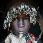 En el valle bajo del río Omo, en Etiopía, un niño daasanach utiliza plumas y cuentas metálicas como adornos. Los daasanaches son de tradición pastoral que dependen del ganado para surtirse de leche, carne y pieles. Las tribus que viven en ...