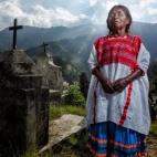 En la localidad de Santiago Tilapa, México, una mujer viste con la ropa tradicional única de su comunidad.