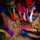 Los niños huicholes en México se reúnen para pintar sus pies con tiza y pinturas en polvo. La tierra sagrada de los huicholes, un lugar llamado Wirikuta, está actualmente en peligro por una empresa minera canadiense.