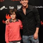 Con su hermano, el también actor Óscar Casas, durante el estreno de la película de Águila Roja.