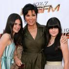 Con su madre, Kris Jenner, y su hermana en un estreno en 2009