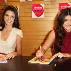 Firmando una de sus portadas con su hermana Kendall en 2012