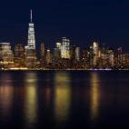 Una de las fotos que hay que hacer sí o sí en la noche neoyorkina es la de su famoso skyline. Los chicos de NightColours lo tienen claro: Desde Jersey se ve "uno de los mejores atardeceres que hay en Manhattan". La ciudad, plenamente iluminada...