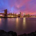 Volviendo a Brooklyn, no puede faltar una de las escenas más famosas de la ciudad: el puente de Brooklyn. Los chicos de NightColours lo tienen claro: ver los cambios de colores, "cómo el cielo se va poniendo naranja, magenta, para dar paso al ...