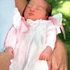 Victoria Federica reci&eacute;n nacida en los brazos de su madre la infanta Elena.
