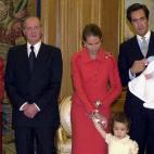 Victoria Federica en brazos de su padre Jaime de Marichalar en enero de 2001.